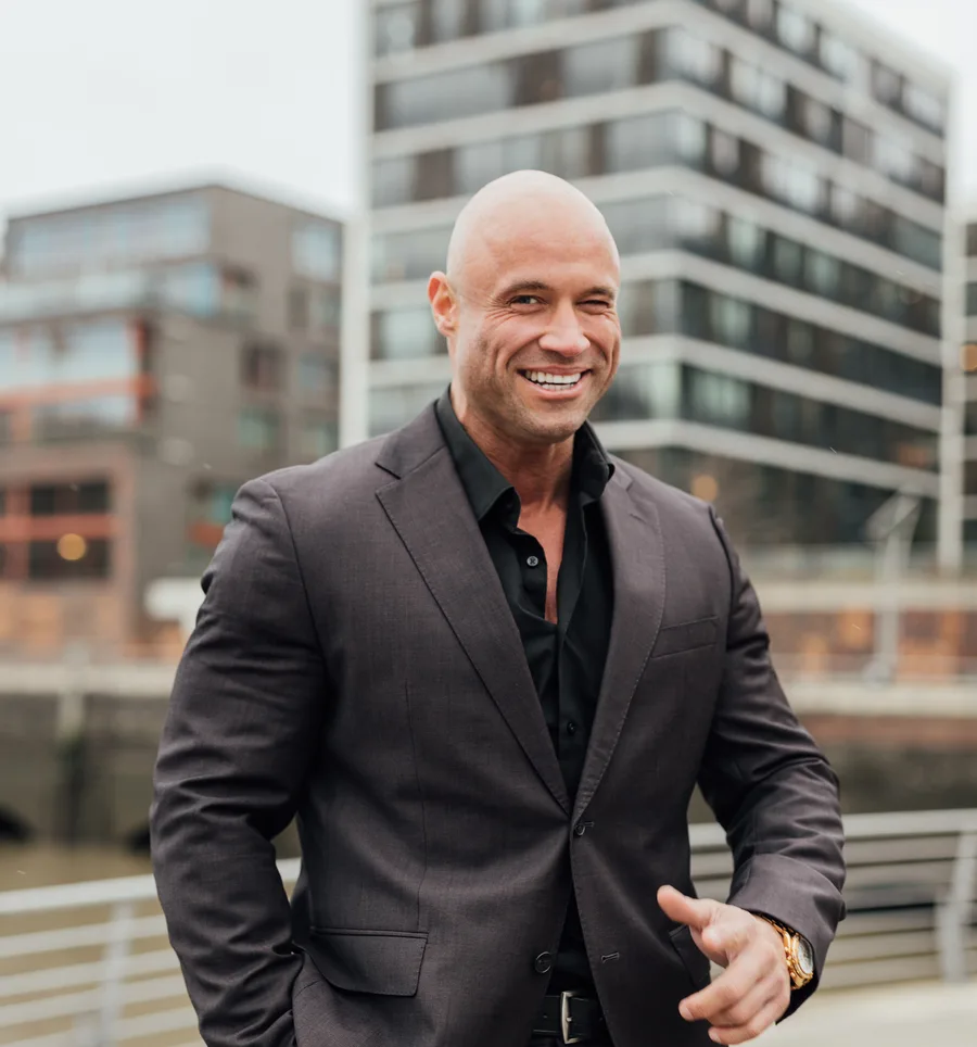 Daniel Wunderlich im Anzug in der Hamburger HafenCity