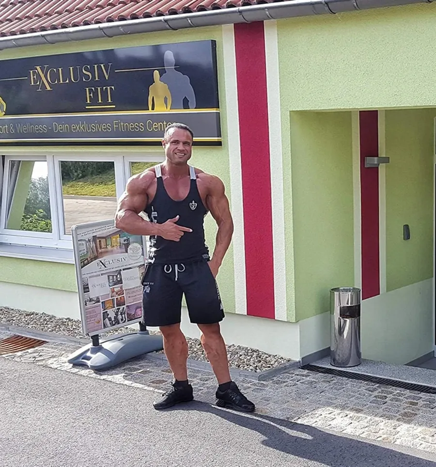 Daniel Wunderlich vor einem Fitnessstudio