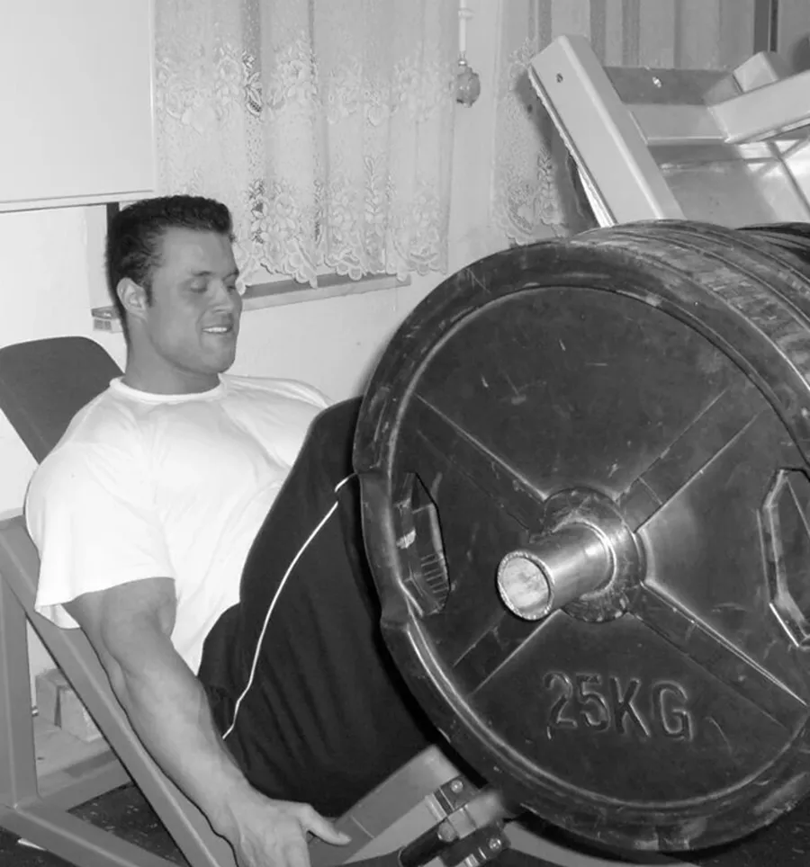 Daniel Wunderlich beim Training an der Beinpresse