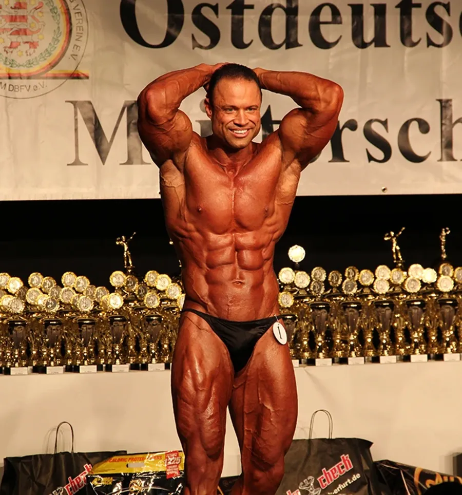 Daniel Wunderlich auf der Bühne der Ostdeutschen Meisterschaft